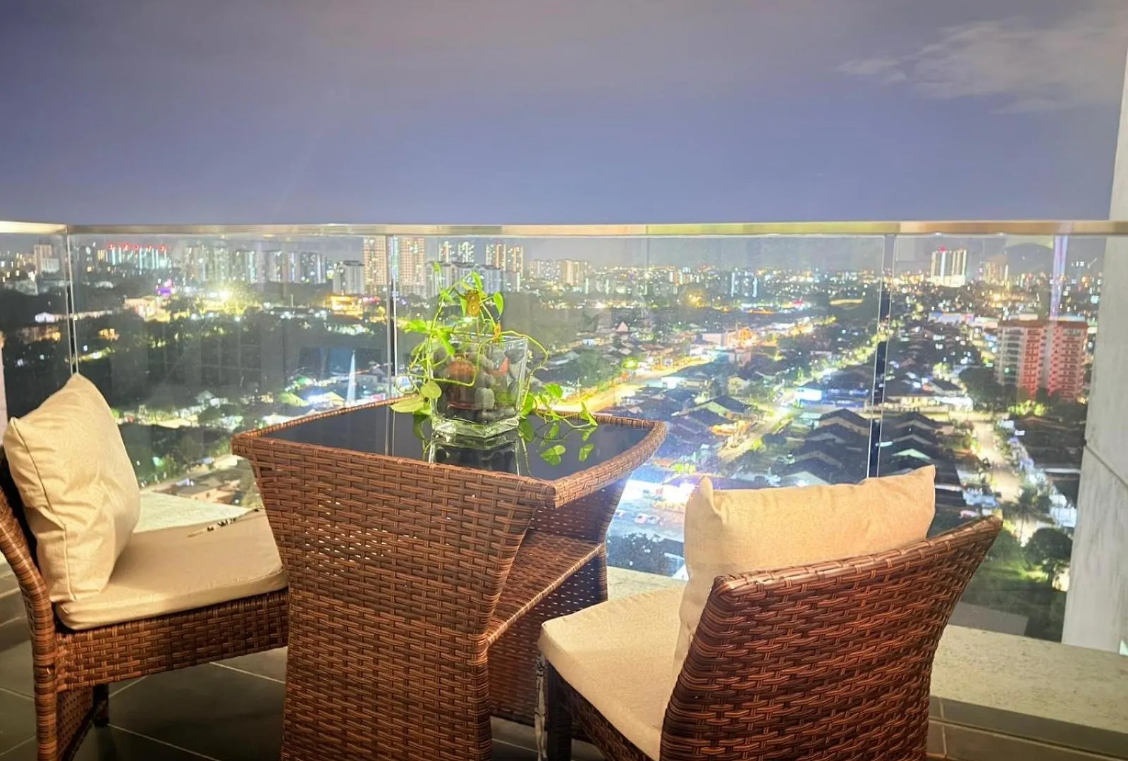 Apartmán Ciq 3Mins 7Pax 3&1Bdrm Wifi-Pool Table-Retro Game-Smarttv Johor Bahru 0*,