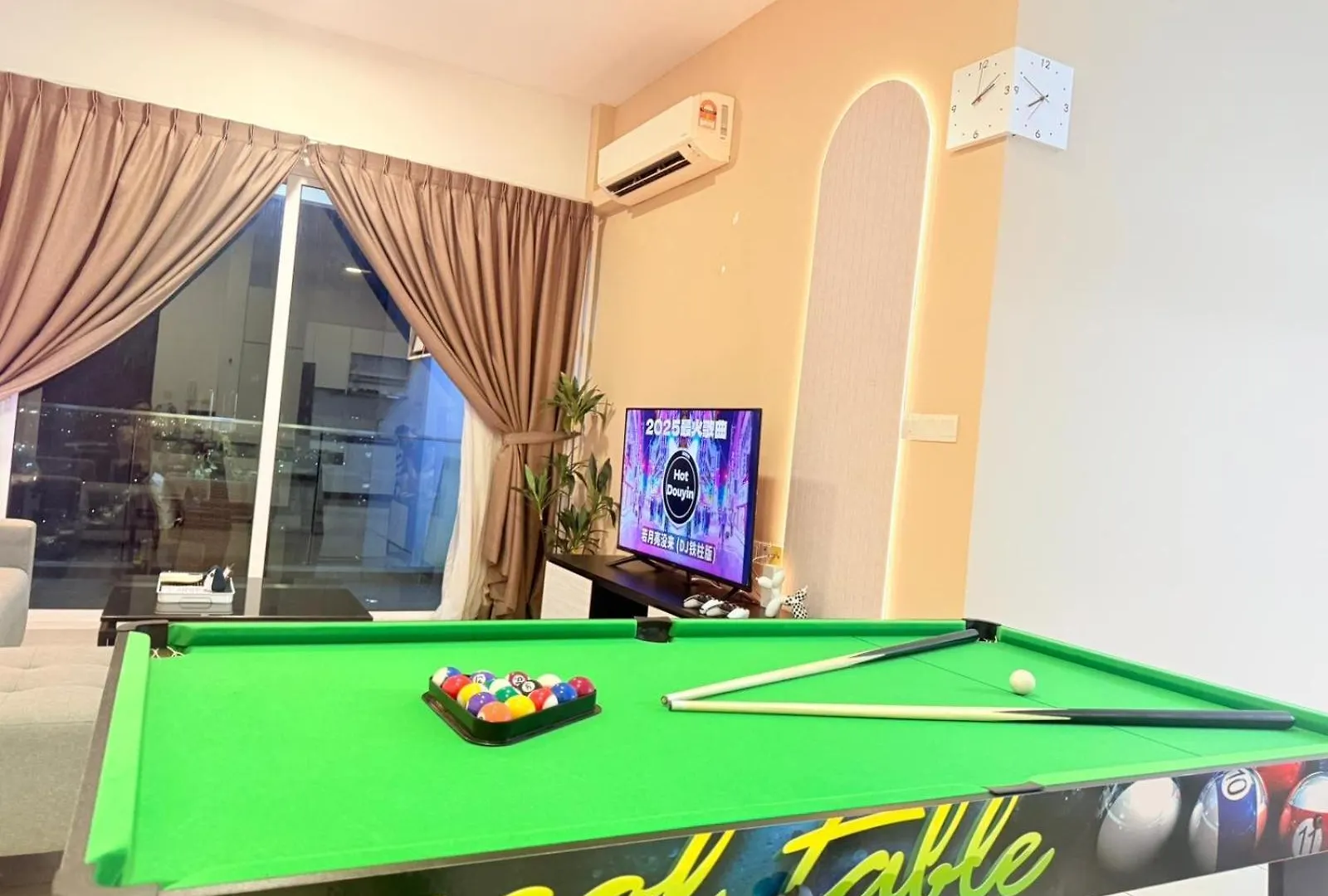 Apartmán Ciq 3Mins 7Pax 3&1Bdrm Wifi-Pool Table-Retro Game-Smarttv Johor Bahru